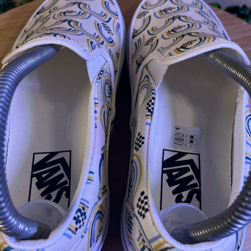 🔥 NEW VANS CLASSIC SLIP-ON RAINBOW SKATEBOARDING SHOES WOMENS SIZE 7 MENS 5.5 - Picture 5 of 9